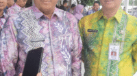 Bupati Kabupaten Barito Kuala H Bahrul Ilmi (Kiri)