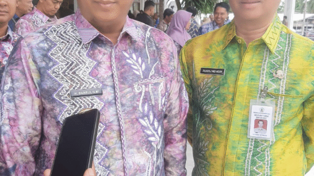 Bupati Kabupaten Barito Kuala H Bahrul Ilmi (Kiri)