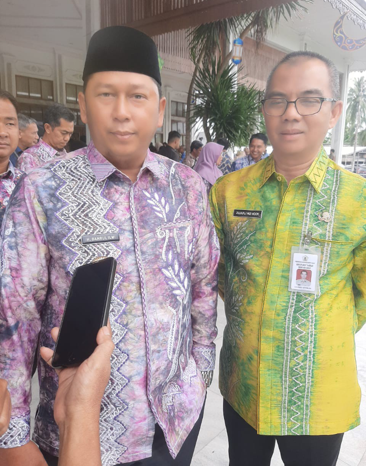 Bupati Kabupaten Barito Kuala H Bahrul Ilmi (Kiri)