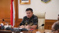Sekretaris Jenderal (Sekjen) Kementerian Dalam Negeri (Kemendagri) Tomsi Tohir,pimpin rapat terkait Pelaksanaan Program MBG bersama seluruh sekretaris daerah (sekda) provinsi dan kabupaten/kota, yang digelar secara hybrid dari Kantor Pusat Kemendagri, Jakarta, Kamis (22/5/2025).(poto : puspen Kemendagri)