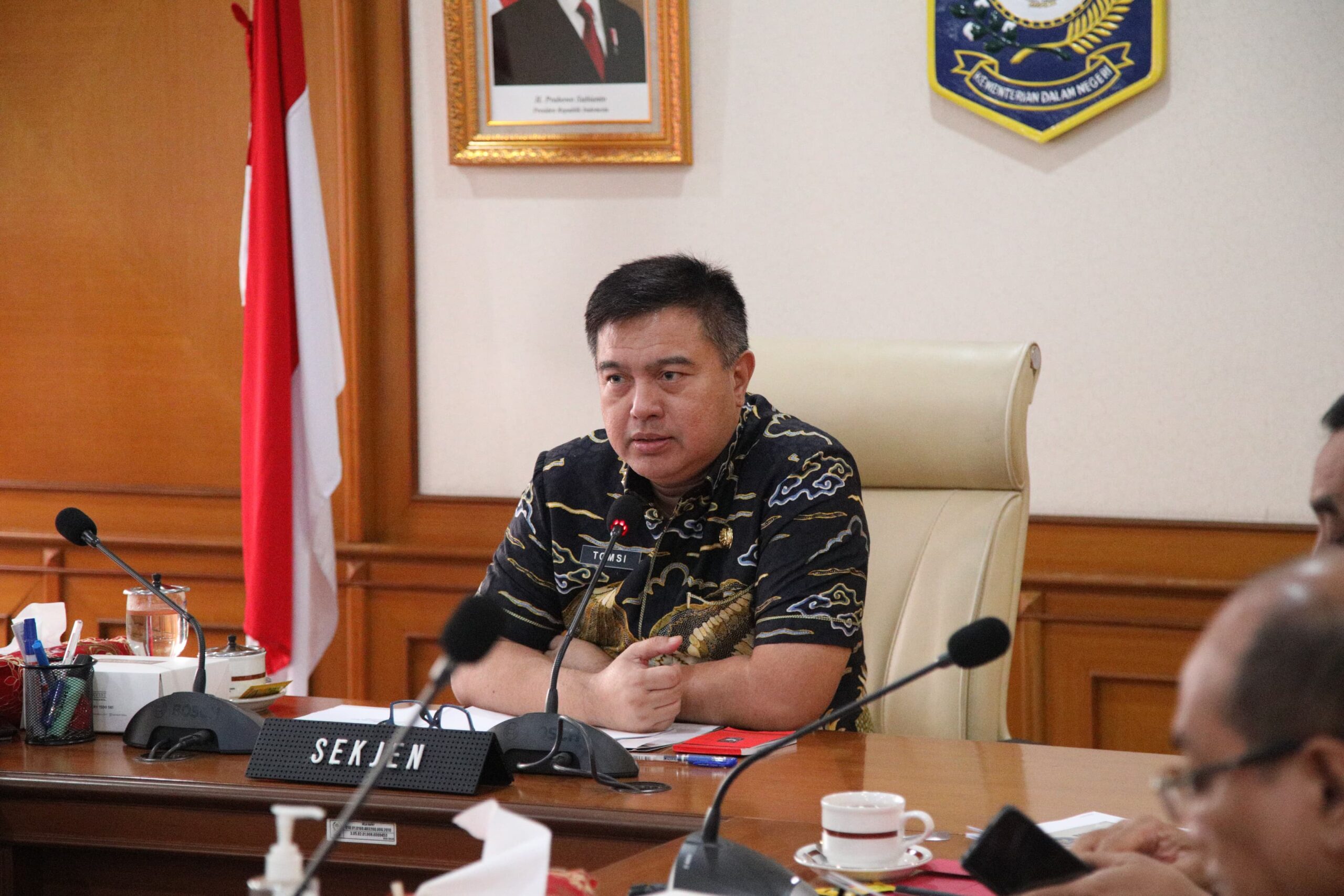 Sekretaris Jenderal (Sekjen) Kementerian Dalam Negeri (Kemendagri) Tomsi Tohir,pimpin rapat terkait Pelaksanaan Program MBG bersama seluruh sekretaris daerah (sekda) provinsi dan kabupaten/kota, yang digelar secara hybrid dari Kantor Pusat Kemendagri, Jakarta, Kamis (22/5/2025).(poto : puspen Kemendagri)