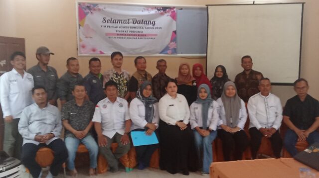 Foto bersama tim penilaian lomba Bumdes tingkat Provinsi Kalimantan Selatan tahun 2025