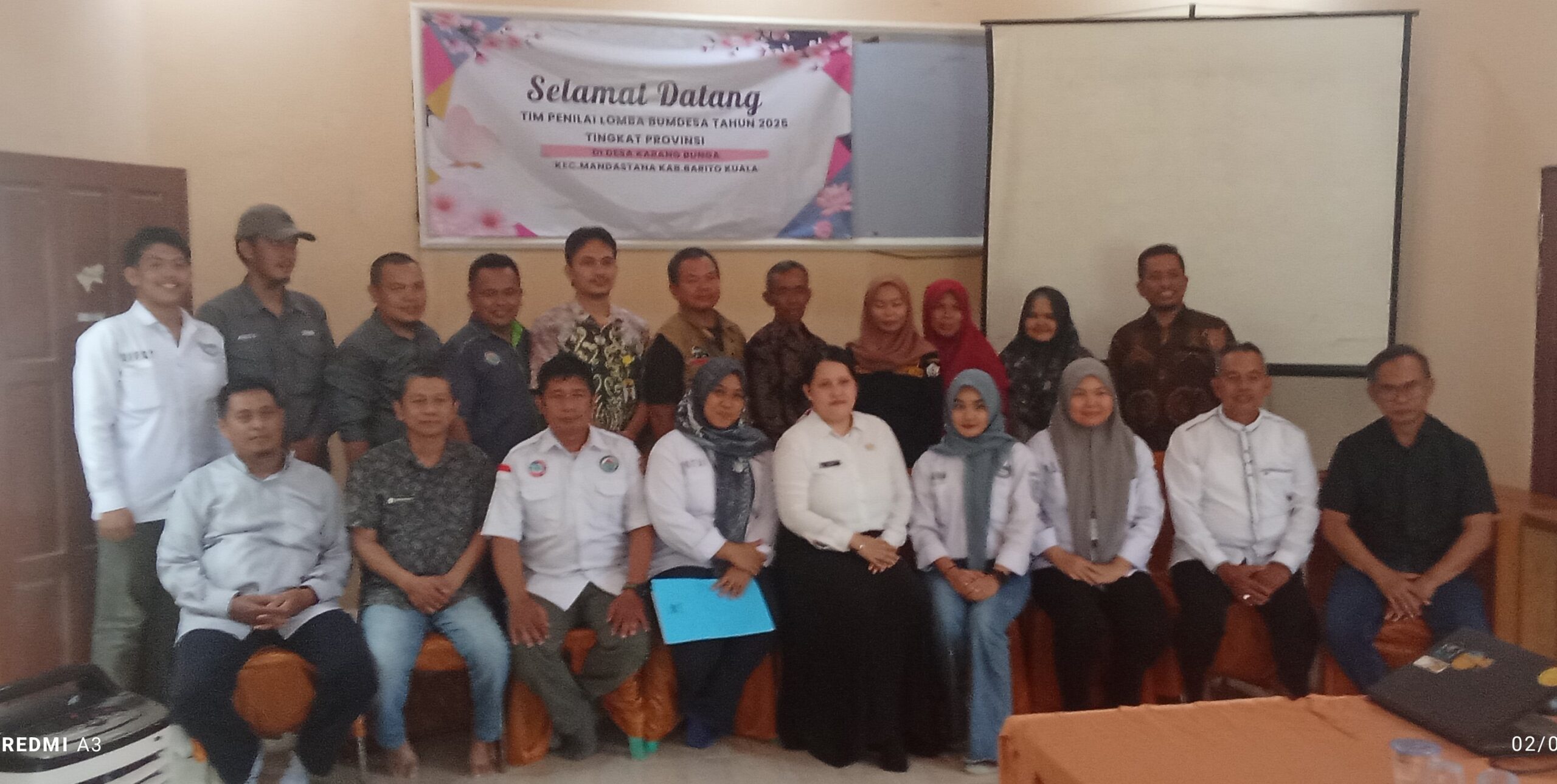Foto bersama tim penilaian lomba Bumdes tingkat Provinsi Kalimantan Selatan tahun 2025