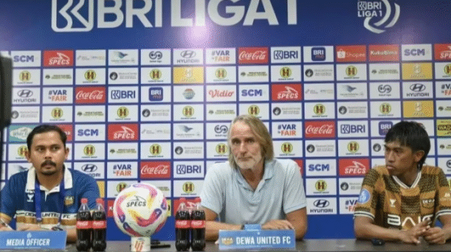 Pelatih Dewa United Jan Olde Riekerink - tengah (foto : antara)