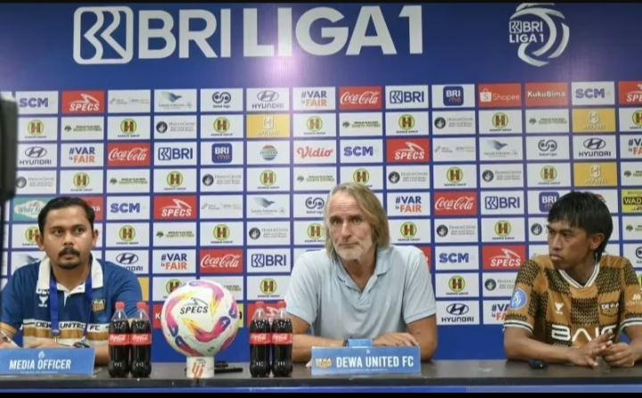 Pelatih Dewa United Jan Olde Riekerink - tengah (foto : antara)