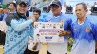 Pemerintah Provinsi Kalsel Serahkan Bonus Atlet Berprestasi Pada PON XXI Tahun 2024,Kamis (15/5/2026).(Poto biro adpim)