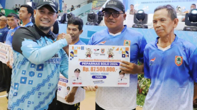 Pemerintah Provinsi Kalsel Serahkan Bonus Atlet Berprestasi Pada PON XXI Tahun 2024,Kamis (15/5/2026).(Poto biro adpim)
