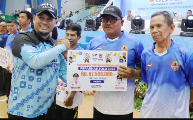 Pemerintah Provinsi Kalsel Serahkan Bonus Atlet Berprestasi Pada PON XXI Tahun 2024,Kamis (15/5/2026).(Poto biro adpim)