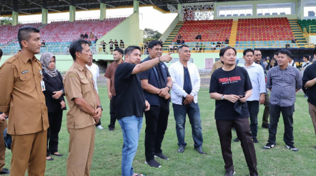 Wakil Gubernur Kalimantan Selatan Hasnuryadi Sulaiman saat meninjau Stadion 17 Mei Banjarmasin,Selasa (27/5/2025)