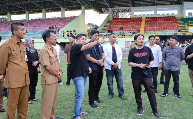 Wakil Gubernur Kalimantan Selatan Hasnuryadi Sulaiman saat meninjau Stadion 17 Mei Banjarmasin,Selasa (27/5/2025)