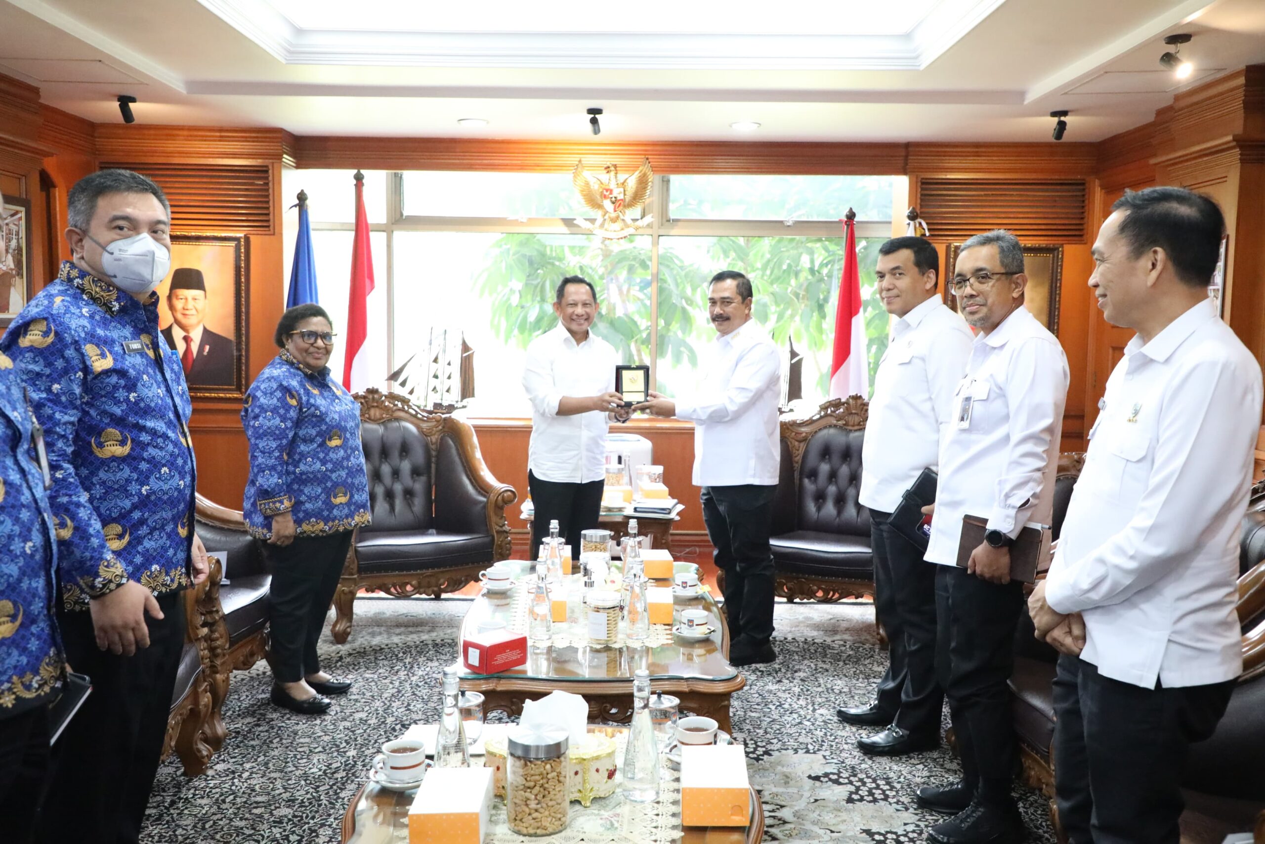 Menteri Dalam Negeri (Mendagri) Muhammad Tito Karnavian menerima kunjungan Menteri Imigrasi dan Pemasyarakatan (Imipas) Agus Andrianto di Kantor Pusat Kementerian Dalam Negeri (Kemendagri), Jakarta, Senin (2/6/2025).(Foto Puspen Kemendagri)