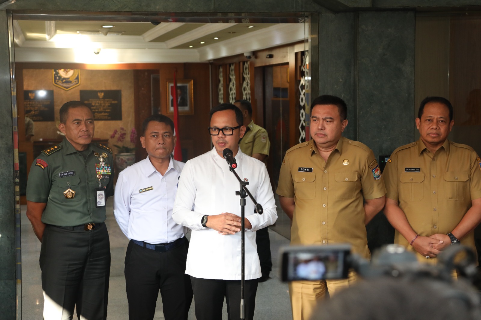 Wakil Menteri Dalam Negeri (Wamendagri) Bima Arya Sugiarto,berikan keterangan usai memimpin rapat pembahasan empat pulau antara Aceh dan Sumut di Kantor Pusat Kemendagri, Jakarta, Senin (16/6/2025).(Foto Puspen Kemendagri).