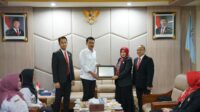 Penyerahan SK Badan Hukum Kopdeskel Merah Putih Kabupaten Banjar kepada Bupati Saidi Mansyur,oleh Ikatan Notaris Indonesia,Rabu (18/6/2025).