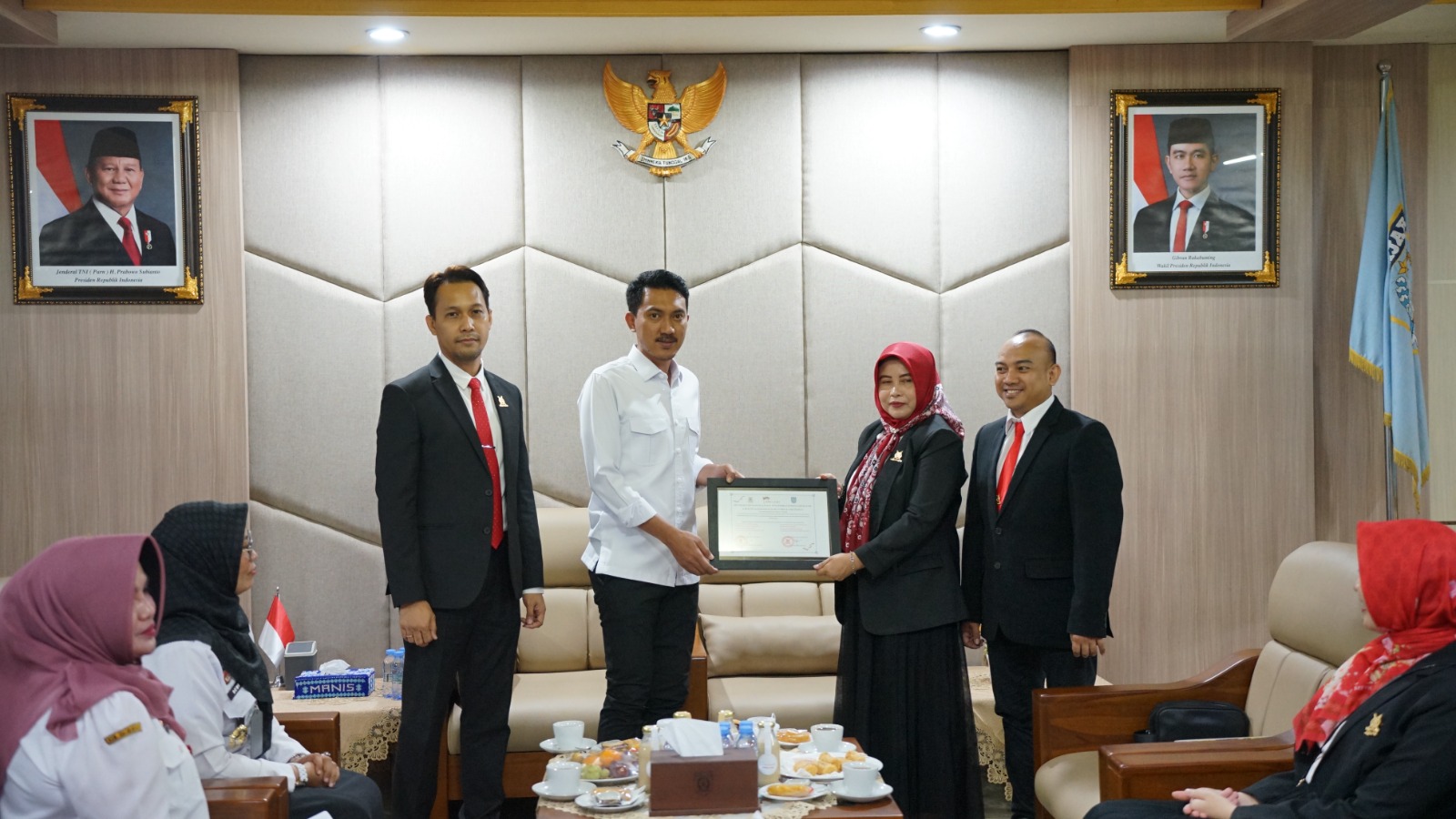 Penyerahan SK Badan Hukum Kopdeskel Merah Putih Kabupaten Banjar kepada Bupati Saidi Mansyur,oleh Ikatan Notaris Indonesia,Rabu (18/6/2025).