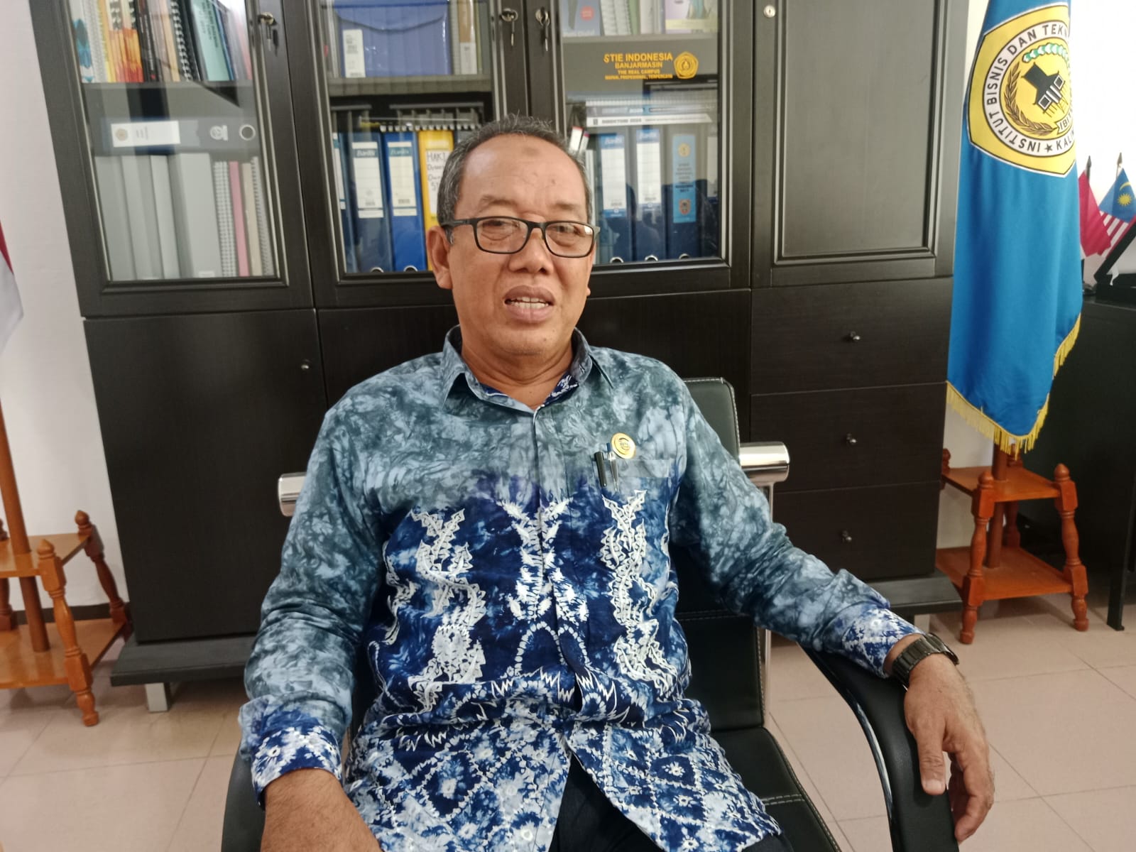 Rektor IBITEK Dr Yanuar Bachtiar SE MSi,di sela kegiatan berikan keterangan media terkait kegiatan Focus Group Discussion (FGD),penyusunan kurikulum pembelajaran yang di sesuaikan dengan kebutuhan seiring perubahan bentuk lembaga pendidikan,Senin (23/6/2025).