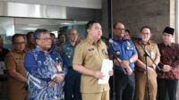 Sekretaris Jenderal (Sekjen) Kementerian Dalam Negeri (Kemendagri) Tomsi Tohir, berikan keterangan pers di Halaman Gedung A, Kantor Pusat Kemendagri, terkait sengketa antara Kabupaten Trenggalek dan Kabupaten Tulungagung,Selasa (24/6/2025).(Foto Puspen Kemendagri)