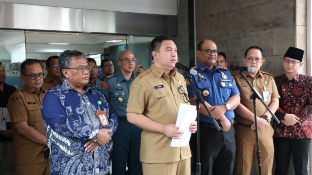 Sekretaris Jenderal (Sekjen) Kementerian Dalam Negeri (Kemendagri) Tomsi Tohir, berikan keterangan pers di Halaman Gedung A, Kantor Pusat Kemendagri, terkait sengketa antara Kabupaten Trenggalek dan Kabupaten Tulungagung,Selasa (24/6/2025).(Foto Puspen Kemendagri)