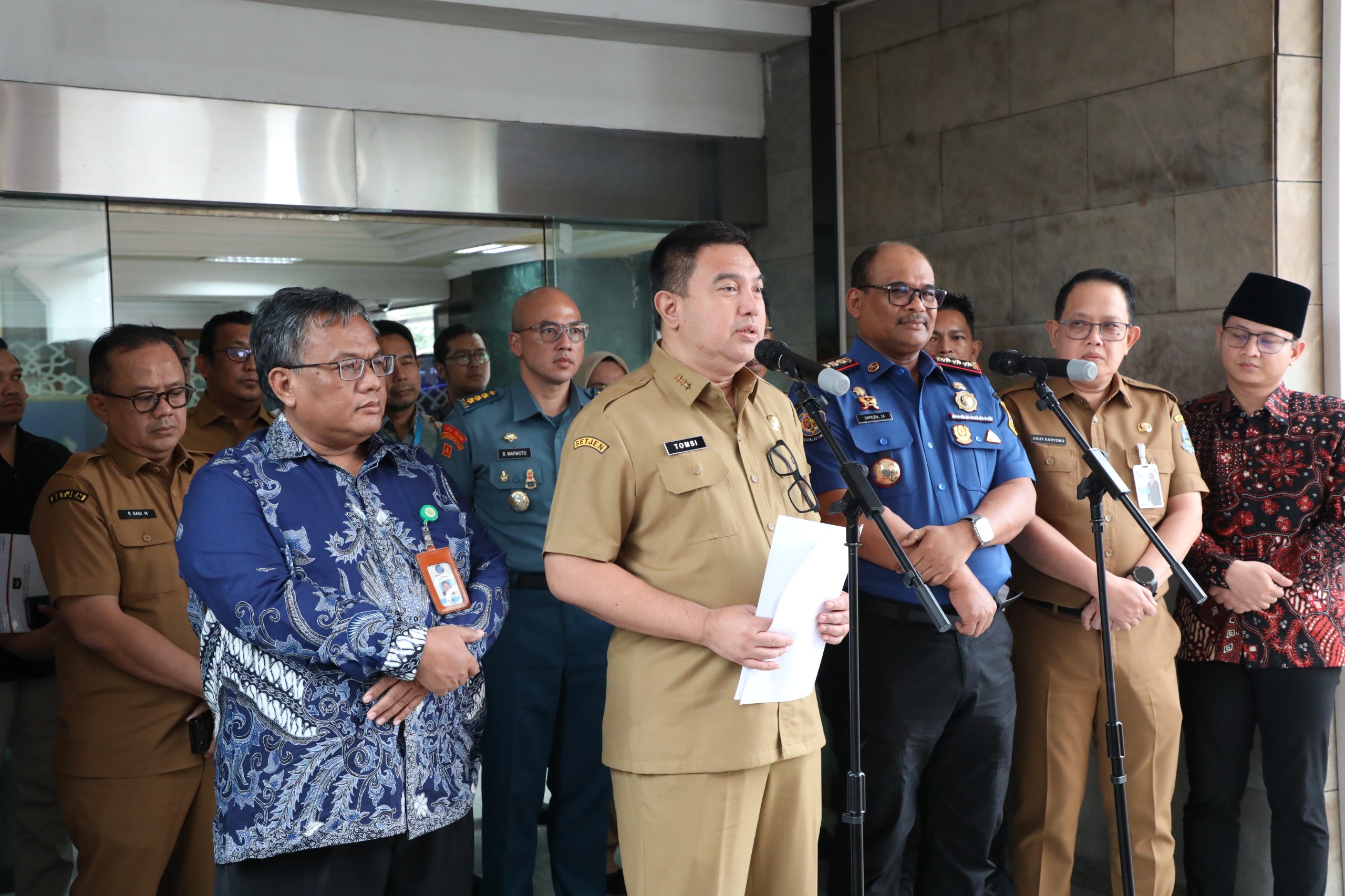 Sekretaris Jenderal (Sekjen) Kementerian Dalam Negeri (Kemendagri) Tomsi Tohir, berikan keterangan pers di Halaman Gedung A, Kantor Pusat Kemendagri, terkait sengketa antara Kabupaten Trenggalek dan Kabupaten Tulungagung,Selasa (24/6/2025).(Foto Puspen Kemendagri)