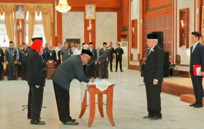 Gubernur Provinsi Kalimantan Selatan Muhidin,lantik pejabat Fungsional, Rabu (25/6/2025).(Foto MC Kalsel)