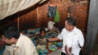 Menteri Dalam Negeri (Mendagri) Muhammad Tito Karnavian bersama Menteri Perumahan dan Kawasan Permukiman (PKP) Maruarar Sirait, mengecek langsung kondisi rumah masyarakat, salah satunya rumah adat Honai di Wamena, Kabupaten Jayawijaya, Papua Pegunungan, Selasa (12/8/2025).(Foto Puspen Kemendagri