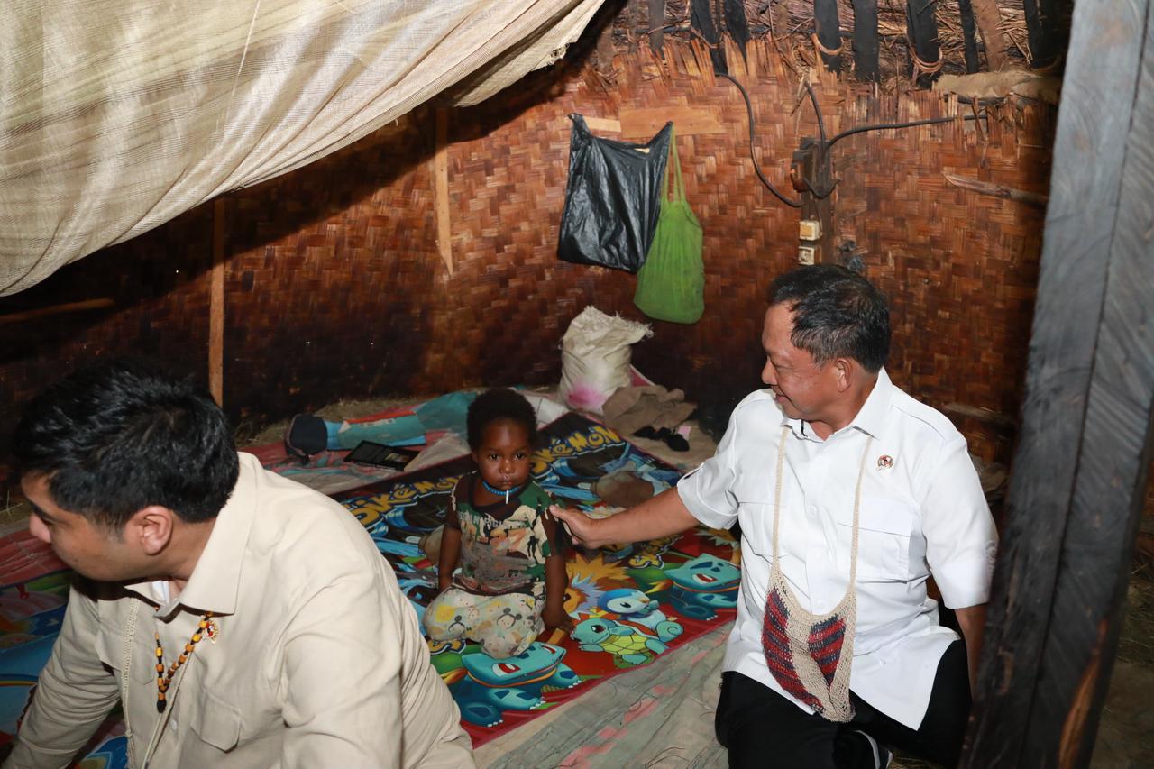 Menteri Dalam Negeri (Mendagri) Muhammad Tito Karnavian bersama Menteri Perumahan dan Kawasan Permukiman (PKP) Maruarar Sirait, mengecek langsung kondisi rumah masyarakat, salah satunya rumah adat Honai di Wamena, Kabupaten Jayawijaya, Papua Pegunungan, Selasa (12/8/2025).(Foto Puspen Kemendagri